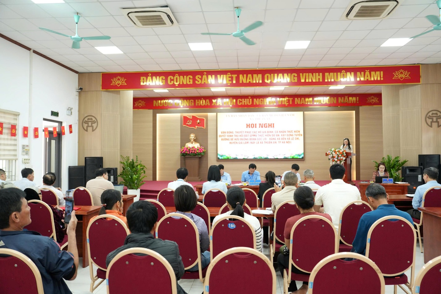 Ảnh có chứa trang phục, đàn ông, người, đồ đạc  Nội dung do AI tạo ra có thể không chính xác.