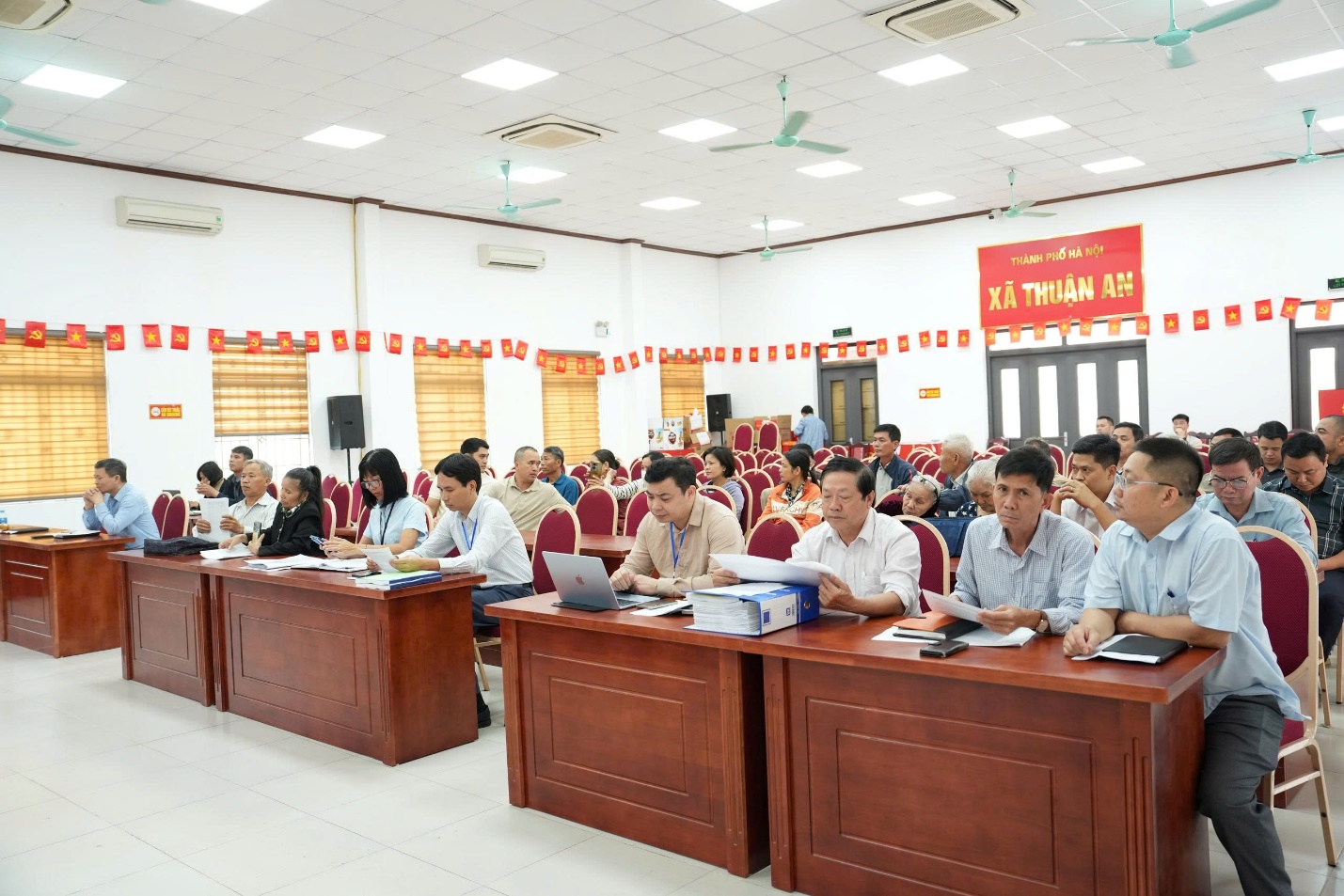 Ảnh có chứa trong nhà, trang phục, đồ đạc, người  Nội dung do AI tạo ra có thể không chính xác.