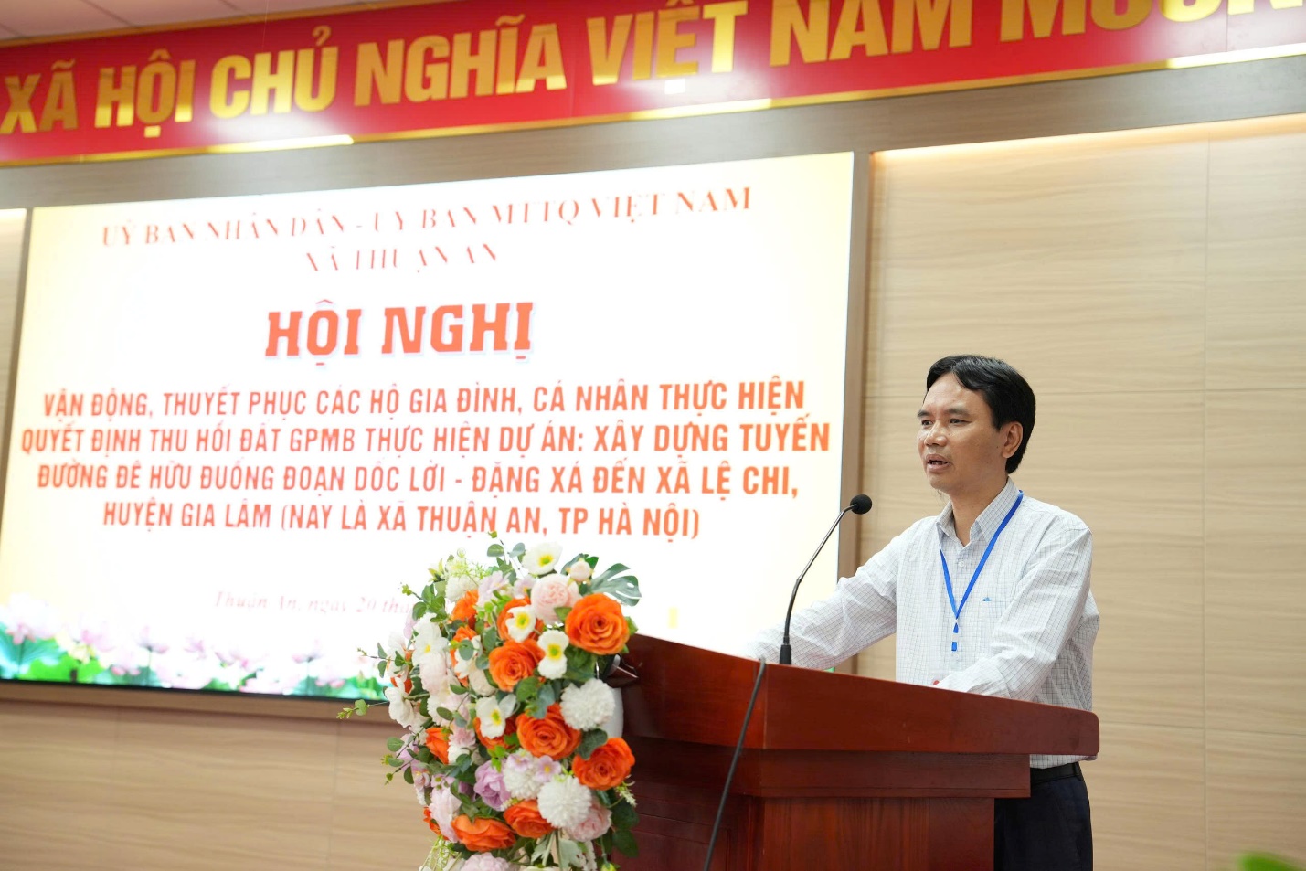 Ảnh có chứa văn bản, hoa, trang phục, trong nhà  Nội dung do AI tạo ra có thể không chính xác.