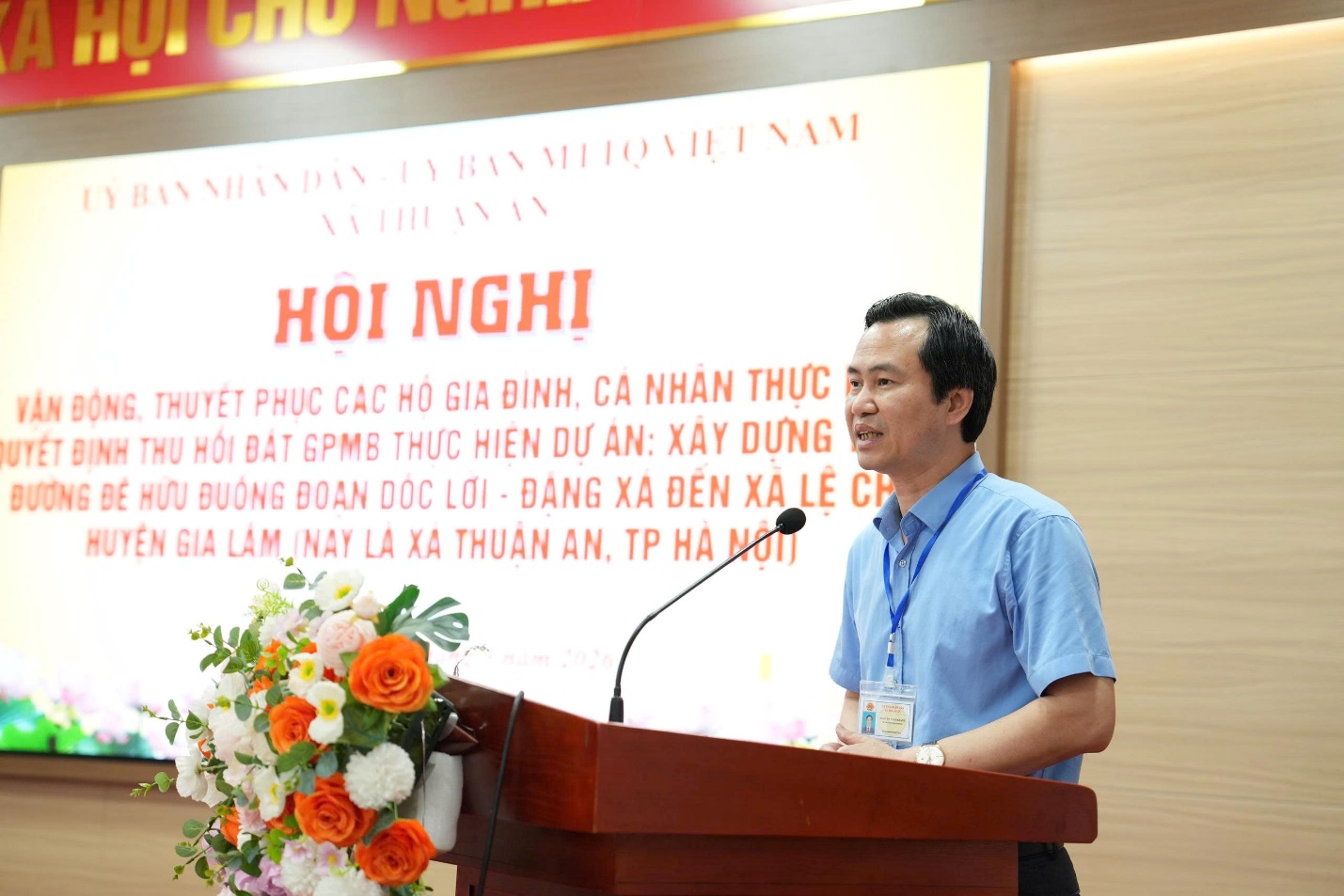 Ảnh có chứa văn bản, trang phục, hoa, Diễn thuyết công cộng  Nội dung do AI tạo ra có thể không chính xác.