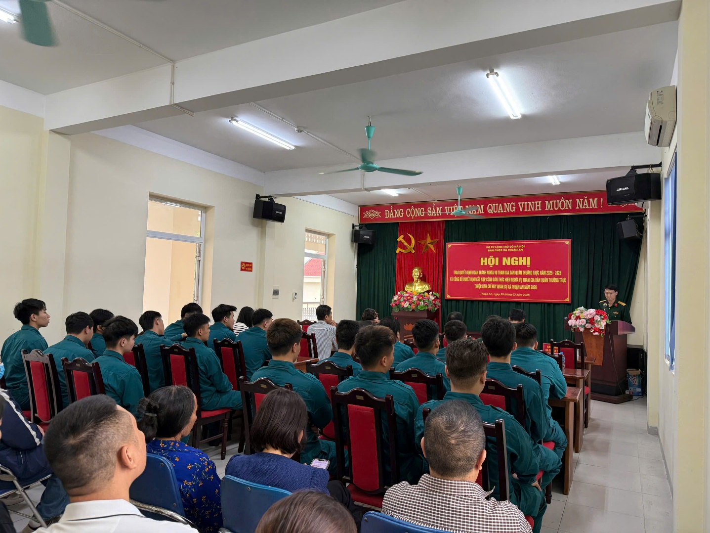 Ảnh có chứa trang phục, người, trong nhà, Mặt người  Nội dung do AI tạo ra có thể không chính xác.