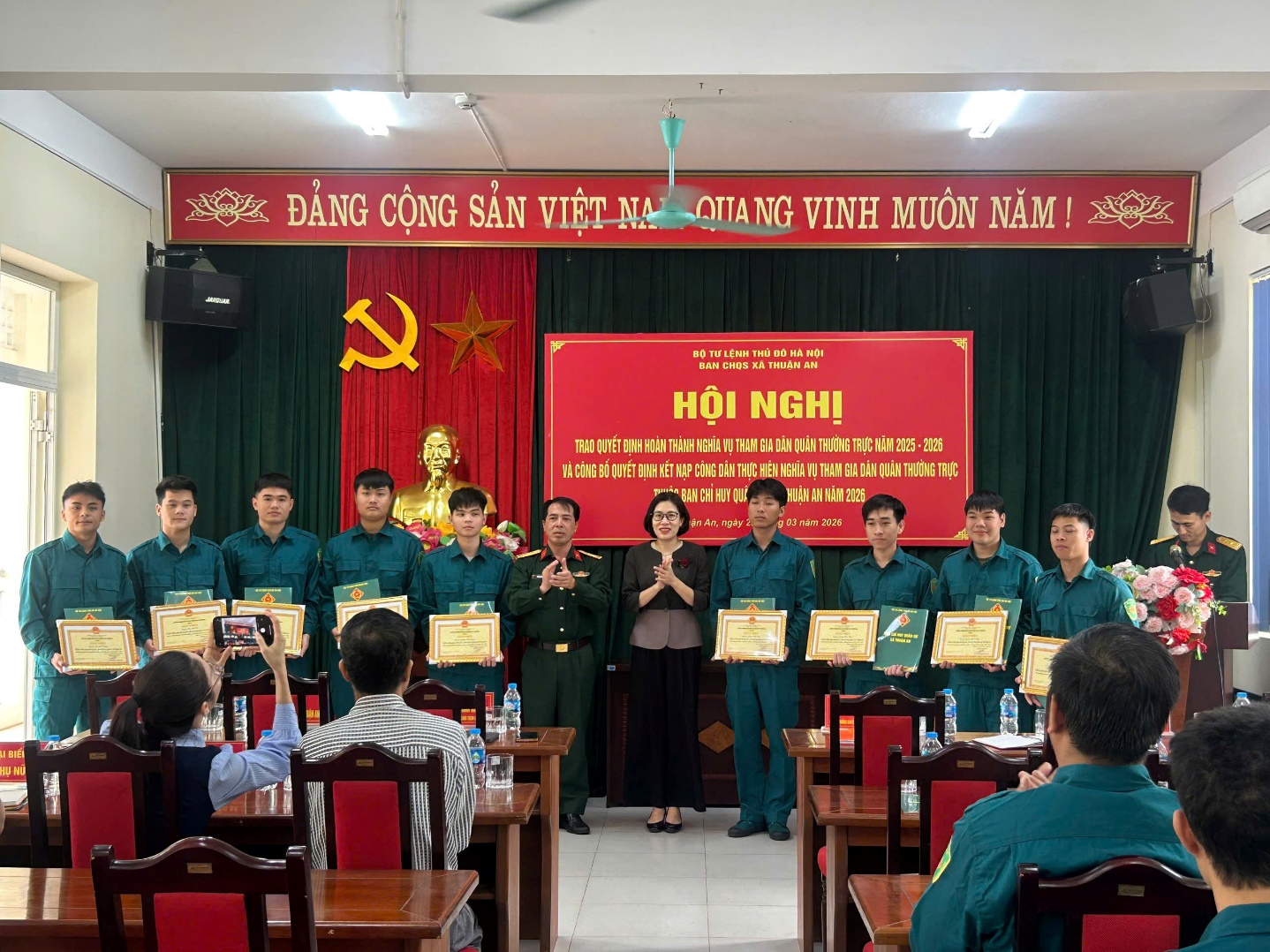 Ảnh có chứa trang phục, người, trong nhà, ghế  Nội dung do AI tạo ra có thể không chính xác.