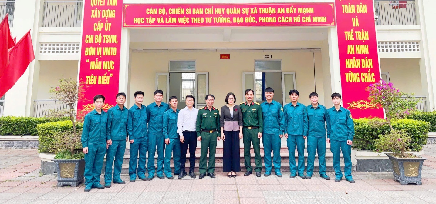 Ảnh có chứa trang phục, tòa nhà, văn bản, người  Nội dung do AI tạo ra có thể không chính xác.