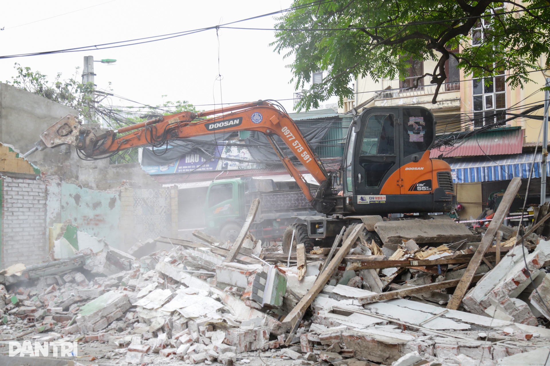 Khu chợ tạm tồn tại hàng chục năm ở Hà Nội bị giải tỏa- Ảnh 3.