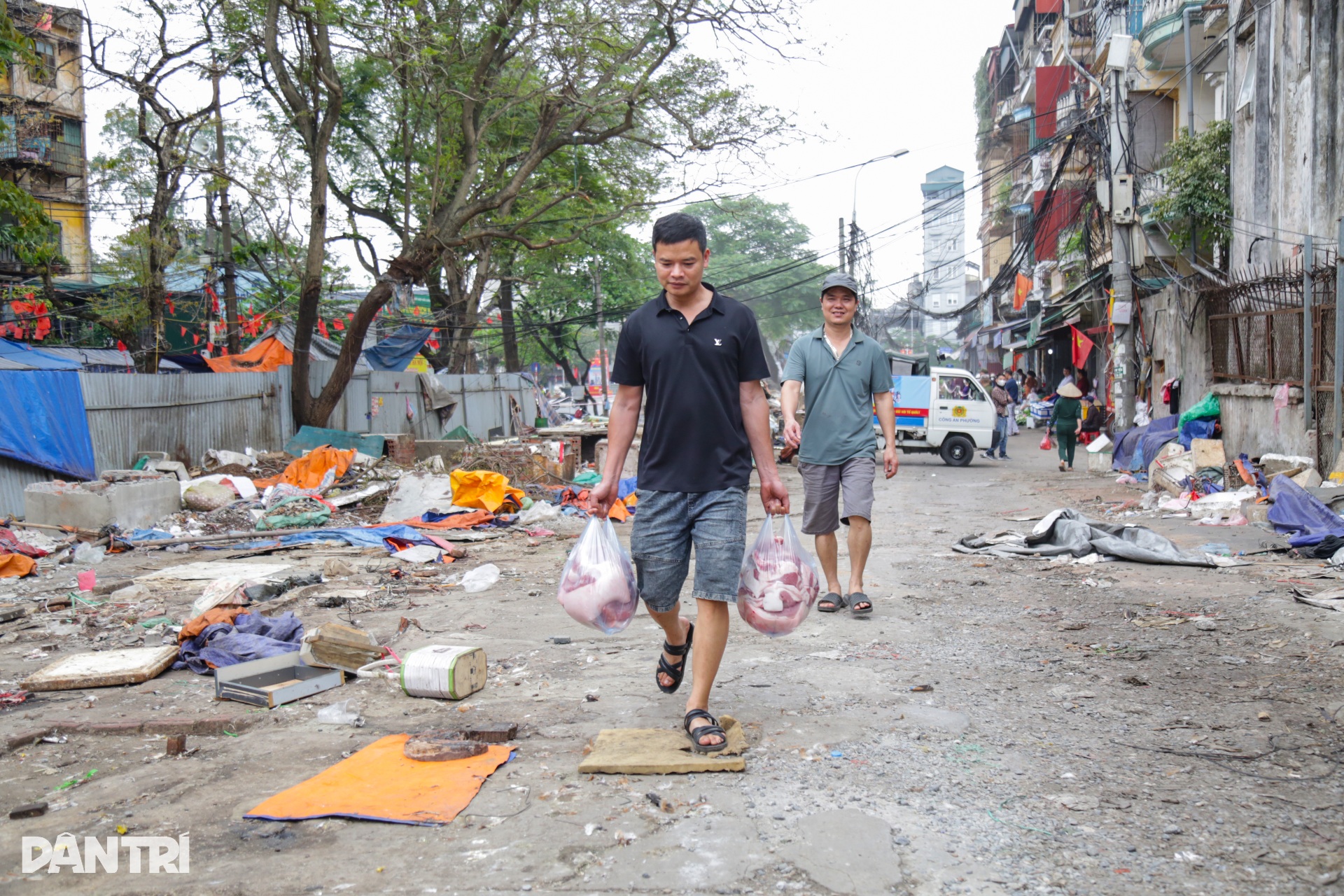 Khu chợ tạm tồn tại hàng chục năm ở Hà Nội bị giải tỏa- Ảnh 4.