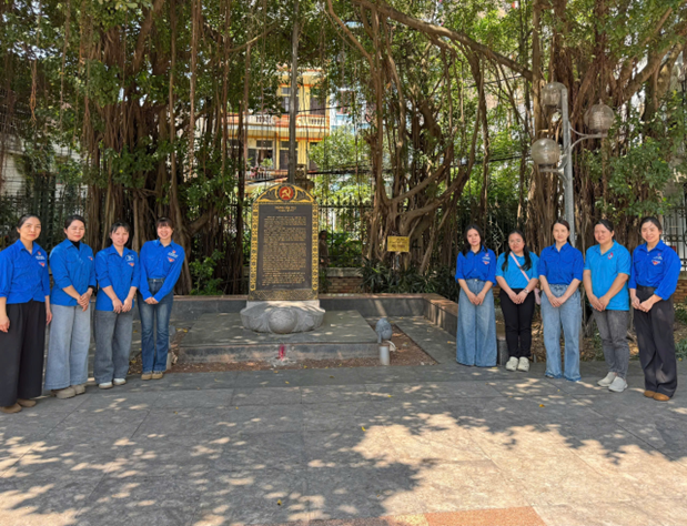 CHI ĐOÀN TRƯỜNG MẦM NON HOA MAI CHẠM VÀO LỊCH SỬ ĐỂ VỮNG BƯỚC TƯƠNG LAI
- Ảnh 4.