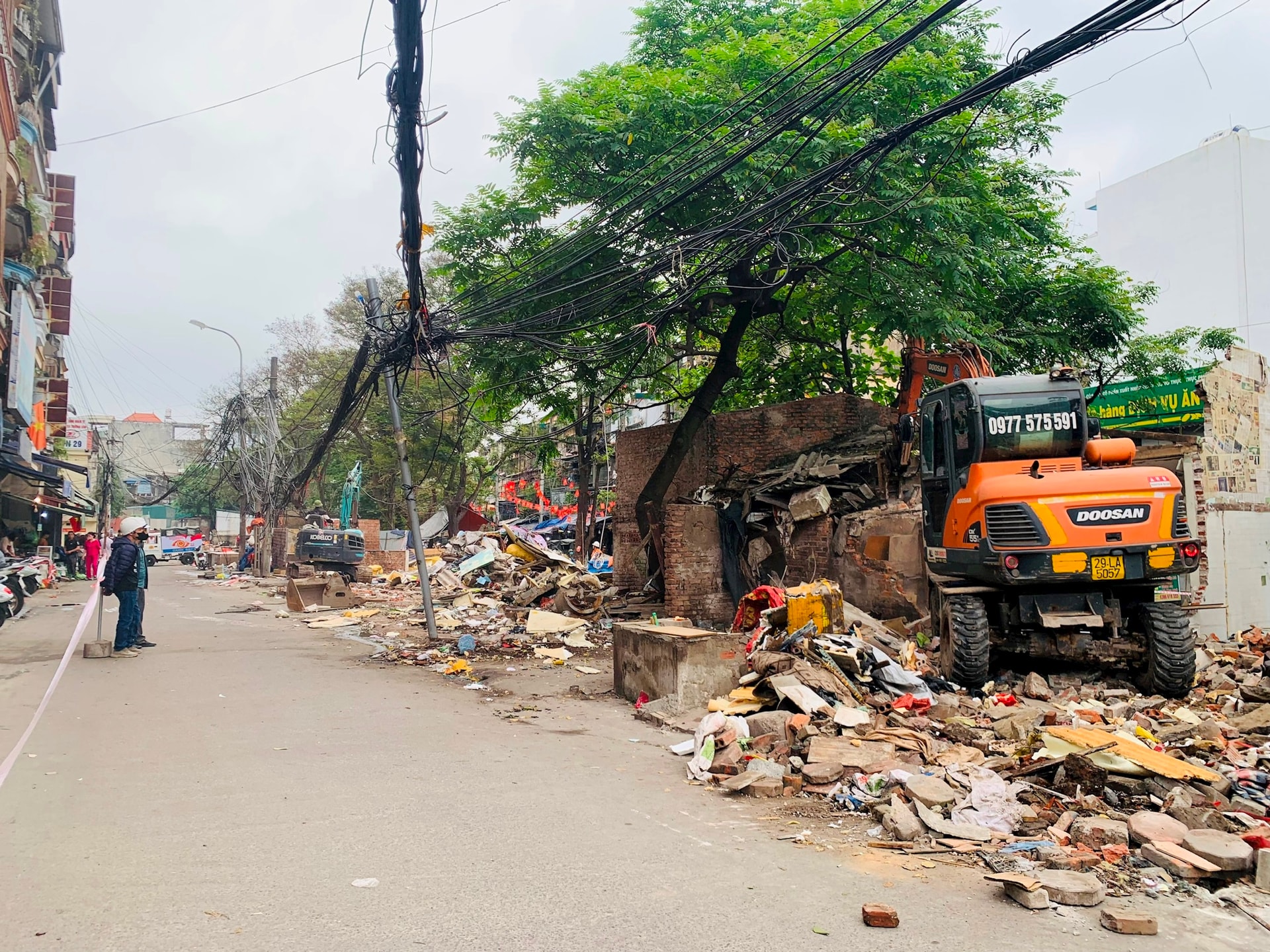 Giải tỏa chợ cóc, điểm kinh doanh tự phát tại khu vực ngõ 64, 66 Kim Giang- Ảnh 1.