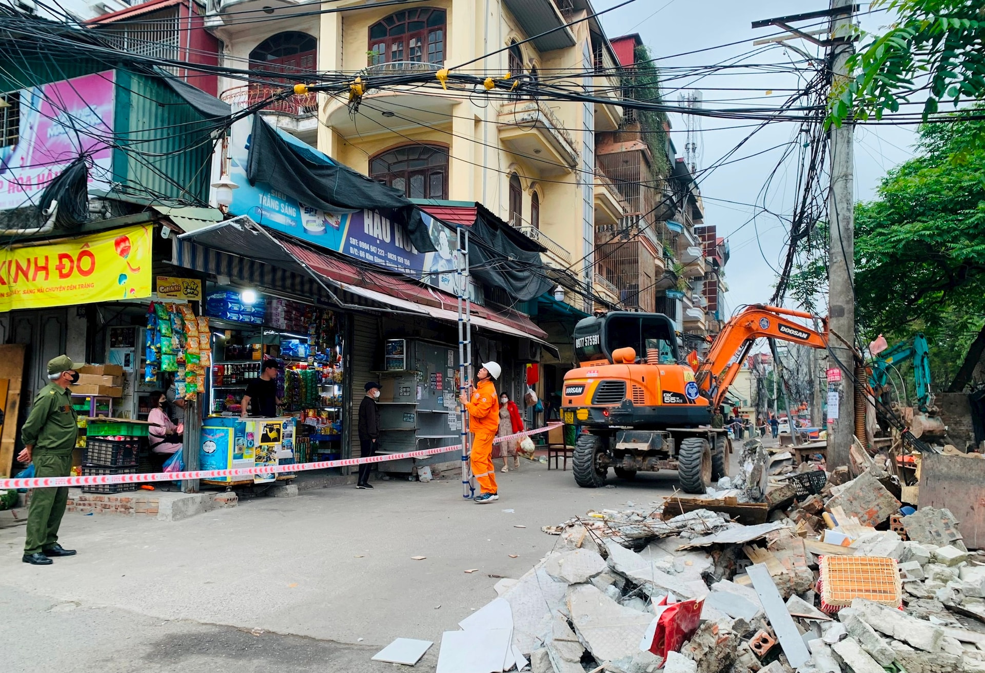 Giải tỏa chợ cóc, điểm kinh doanh tự phát tại khu vực ngõ 64, 66 Kim Giang- Ảnh 4.
