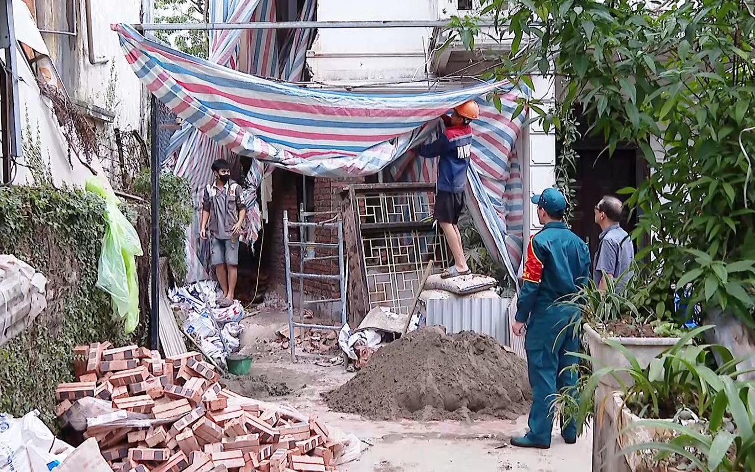 Lực lượng Ban Chỉ huy quân sự phường giúp người dân tháo dỡ, thu dọn, di chuyển đồ đạc