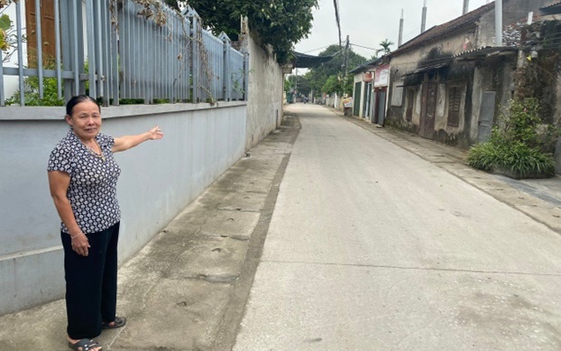 Bà Đỗ Thị An đang đứng tại đoạn đường gia đình bà hiến 22m2 đất thổ cư để mở đường