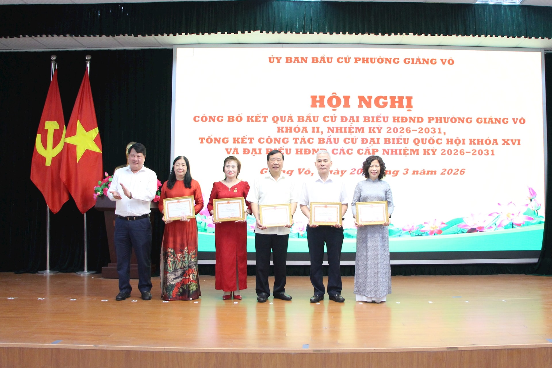 Công bố danh sách 27 người trúng cử HĐND phường Giảng Võ khóa II- Ảnh 4.