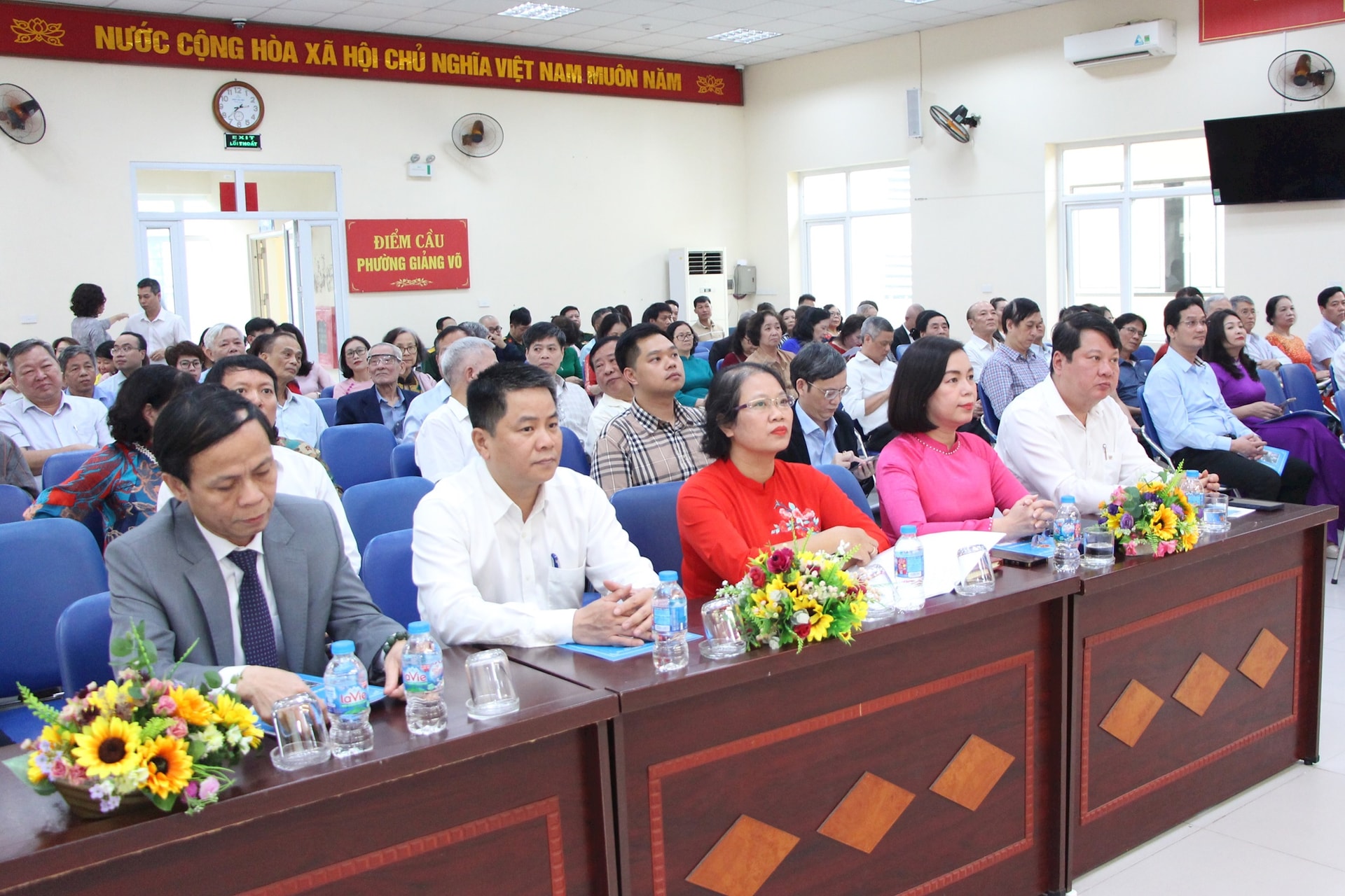 Công bố danh sách 27 người trúng cử HĐND phường Giảng Võ khóa II- Ảnh 1.