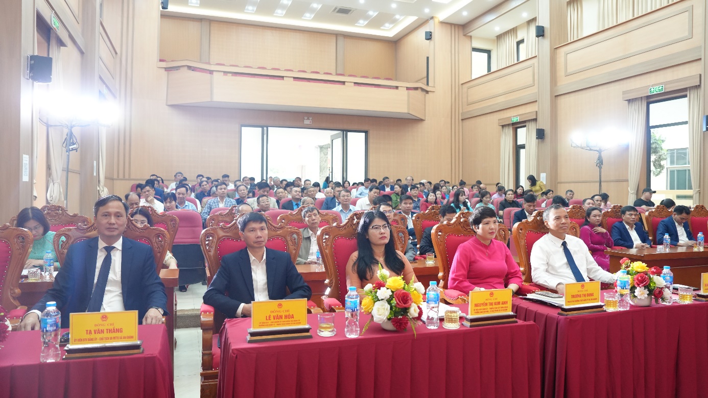 A group of people sitting at tables in a room  AI-generated content may be incorrect.