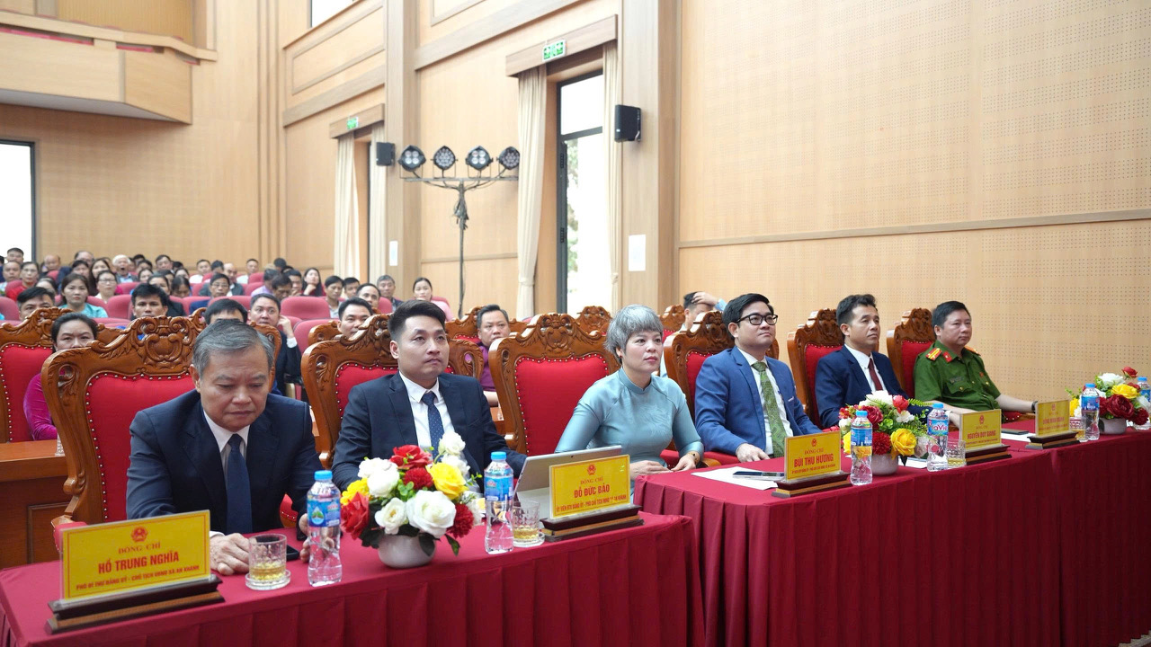 A group of people sitting at tables in a room  AI-generated content may be incorrect.