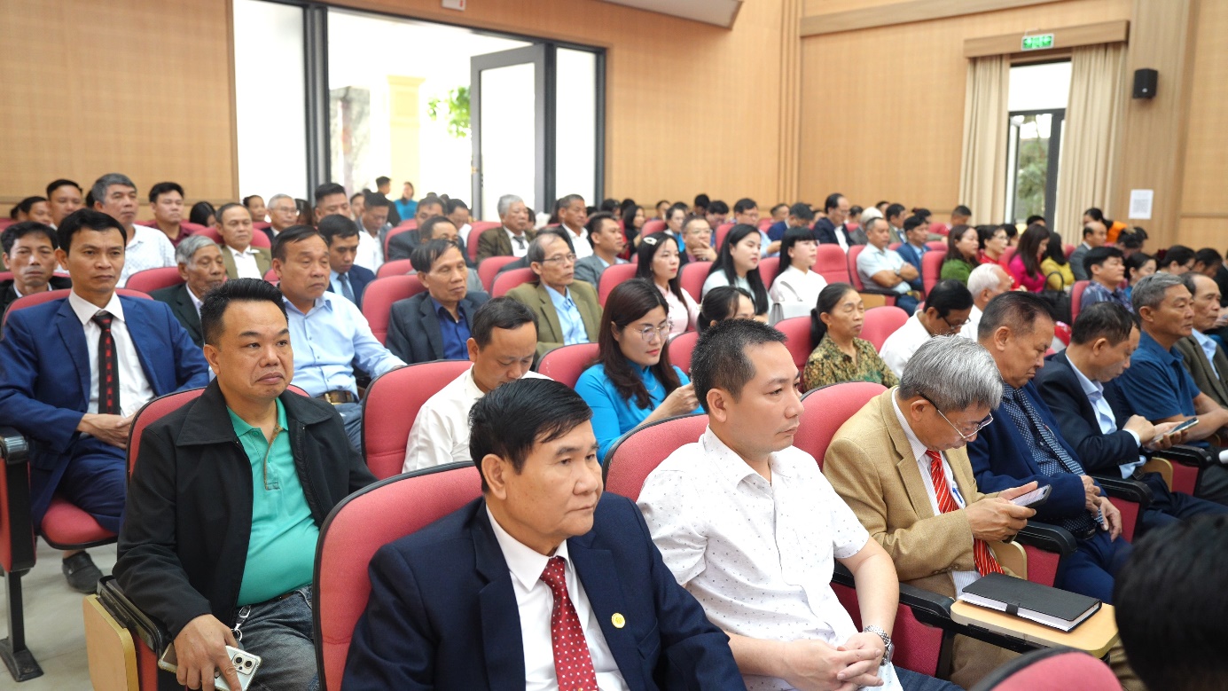 A group of people sitting in a room  AI-generated content may be incorrect.