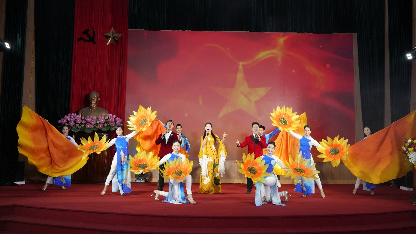 A group of people on a stage  AI-generated content may be incorrect.