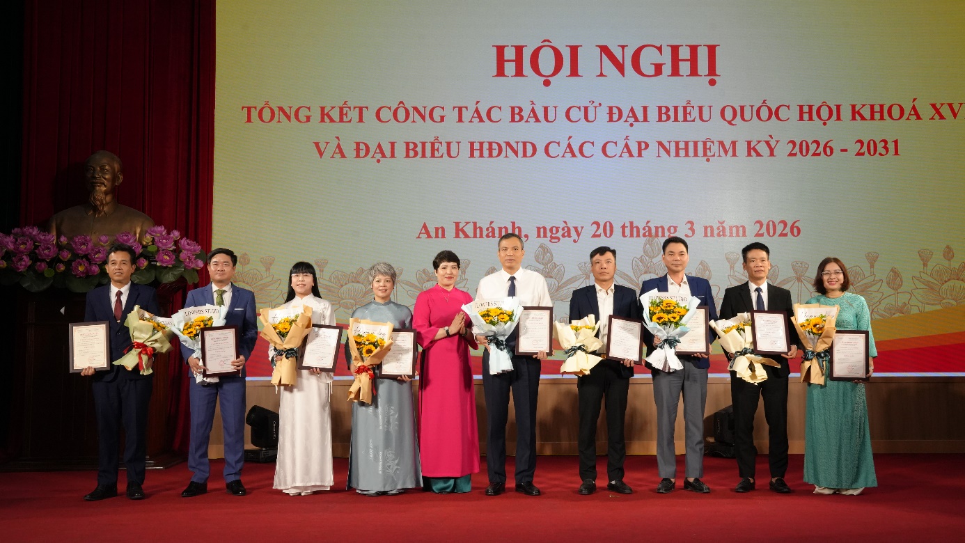 A group of people holding flowers  AI-generated content may be incorrect.