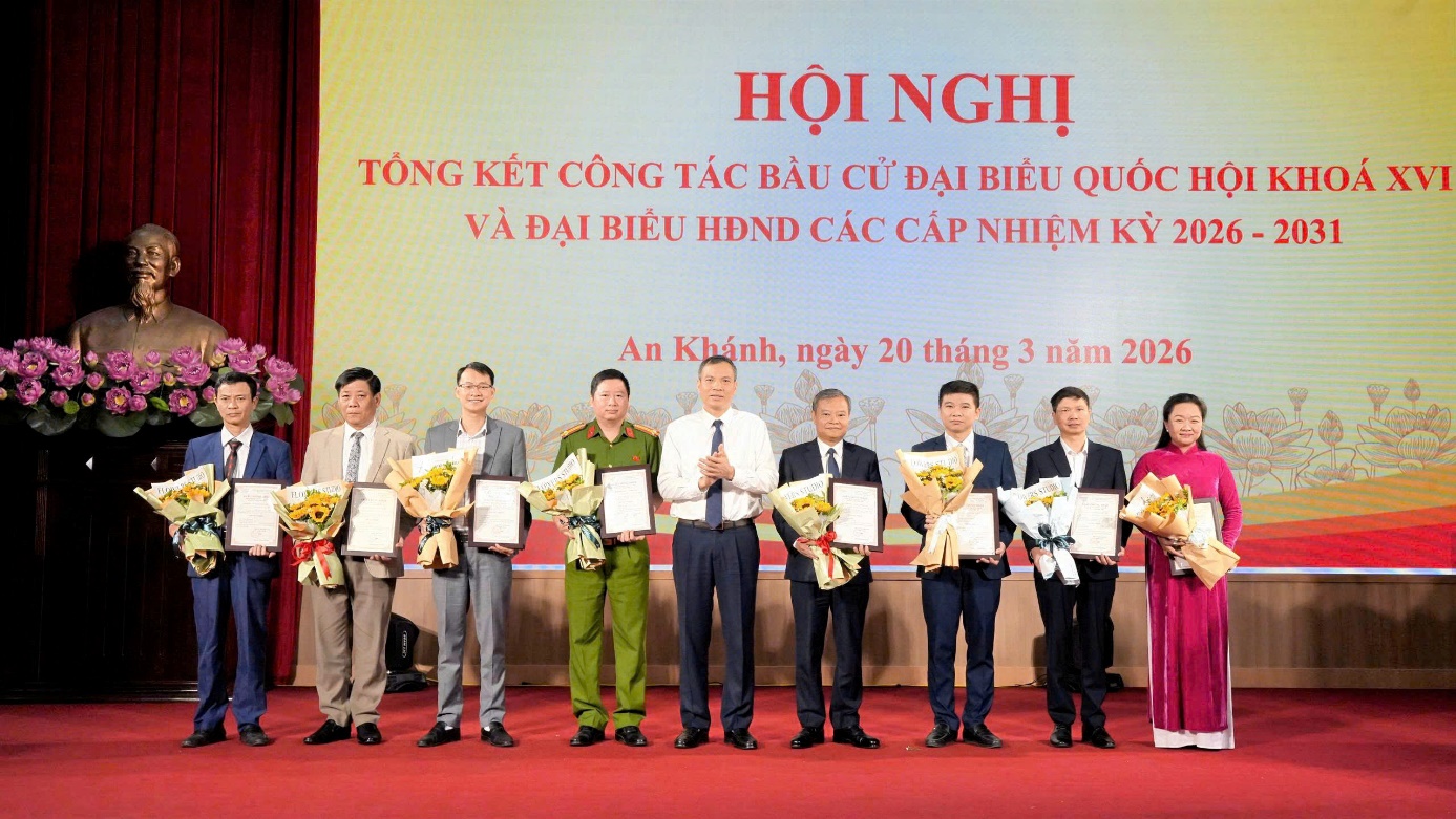 A group of people holding flowers  AI-generated content may be incorrect.