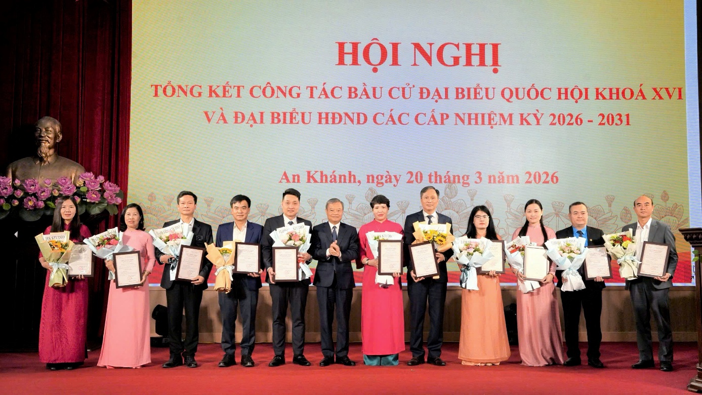 A group of people holding certificates  AI-generated content may be incorrect.