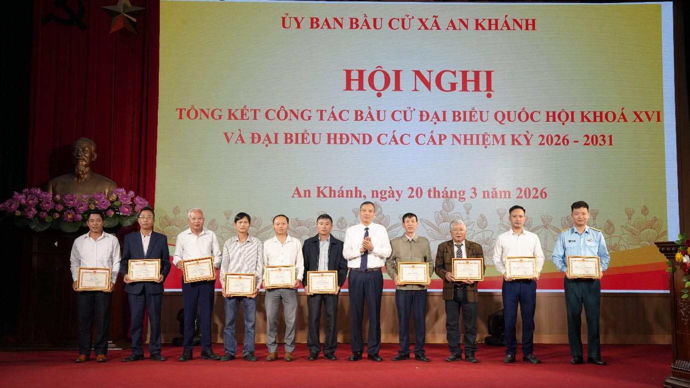 A group of men holding certificates  AI-generated content may be incorrect.