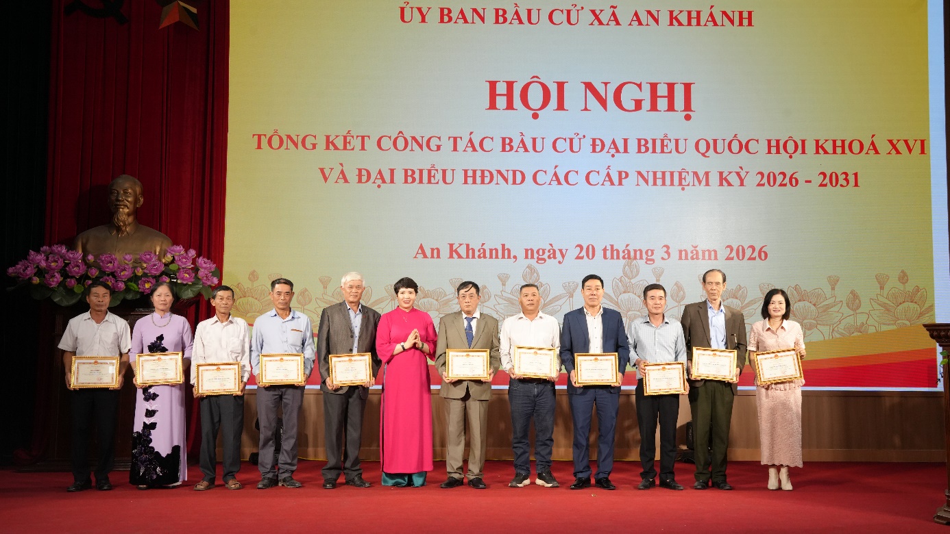 A group of people standing on a stage holding certificates  AI-generated content may be incorrect.