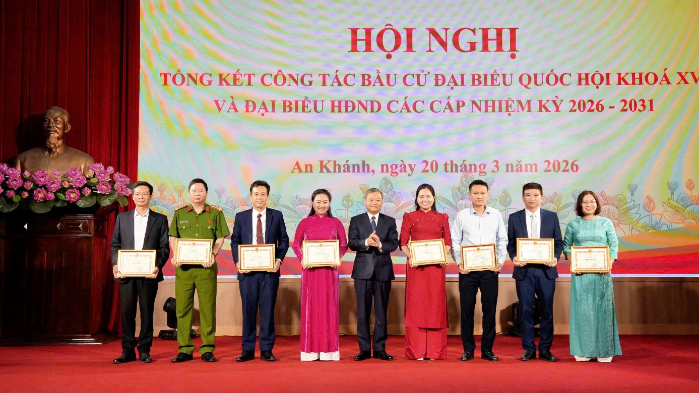 A group of people holding certificates  AI-generated content may be incorrect.