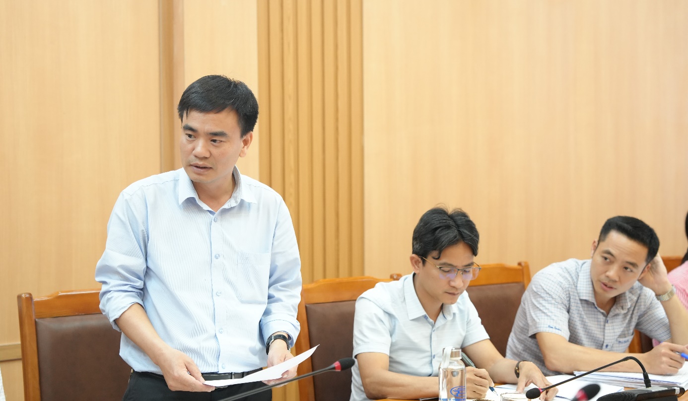 A person standing in front of a group of people  AI-generated content may be incorrect.