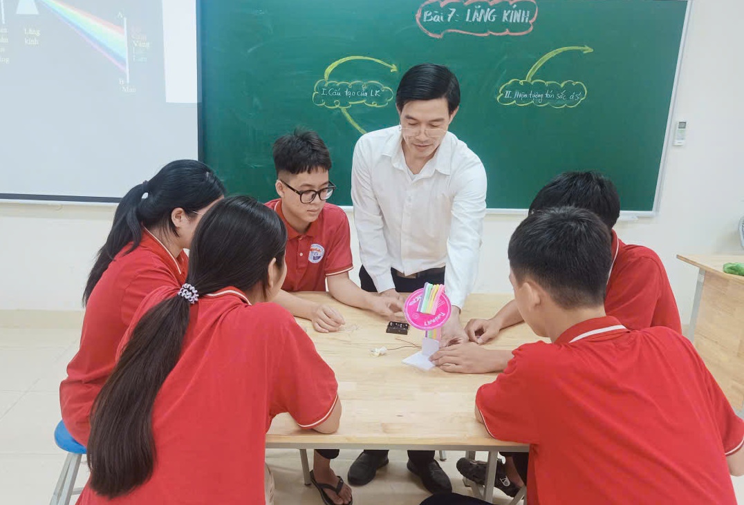 THẦY GIÁO HOÀNG VĂN SANG - NGƯỜI THẮP LỬA TRAO TRUYỀN TRI THỨC, GIÚP HỌC SINH CHINH PHỤC ĐỈNH CAO- Ảnh 2.