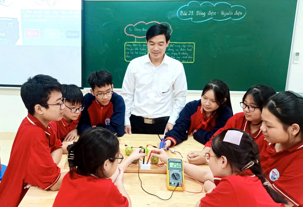 THẦY GIÁO HOÀNG VĂN SANG - NGƯỜI THẮP LỬA TRAO TRUYỀN TRI THỨC, GIÚP HỌC SINH CHINH PHỤC ĐỈNH CAO- Ảnh 4.