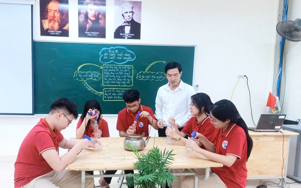 Thầy Hoàng Văn Sang hướng dẫn học sinh chế tạo bình hút chất lỏng. Đây là một trong những mô hình dạy học stem mang đến sự sáng tạo, tái chế rác thải nhựa và thúc đẩy năng lực tư duy của học sinh