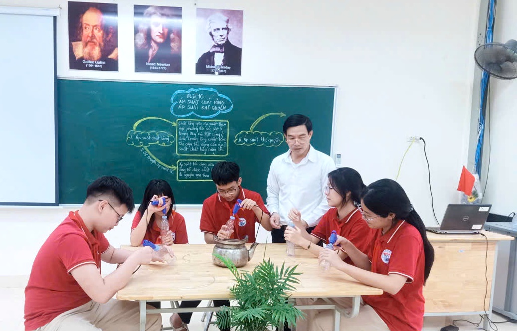 THẦY GIÁO HOÀNG VĂN SANG - NGƯỜI THẮP LỬA TRAO TRUYỀN TRI THỨC, GIÚP HỌC SINH CHINH PHỤC ĐỈNH CAO- Ảnh 7.