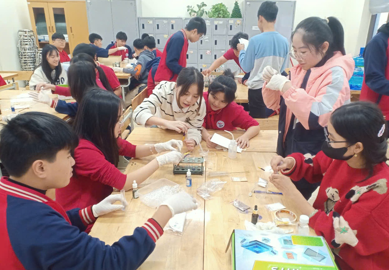 THẦY GIÁO HOÀNG VĂN SANG - NGƯỜI THẮP LỬA TRAO TRUYỀN TRI THỨC, GIÚP HỌC SINH CHINH PHỤC ĐỈNH CAO- Ảnh 8.