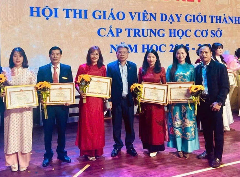 THẦY GIÁO HOÀNG VĂN SANG - NGƯỜI THẮP LỬA TRAO TRUYỀN TRI THỨC, GIÚP HỌC SINH CHINH PHỤC ĐỈNH CAO- Ảnh 13.