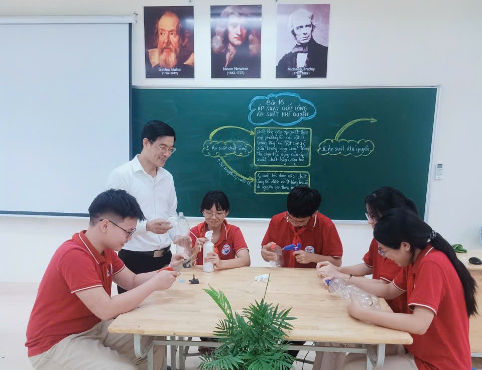 THẦY GIÁO HOÀNG VĂN SANG - NGƯỜI THẮP LỬA TRAO TRUYỀN TRI THỨC, GIÚP HỌC SINH CHINH PHỤC ĐỈNH CAO- Ảnh 14.