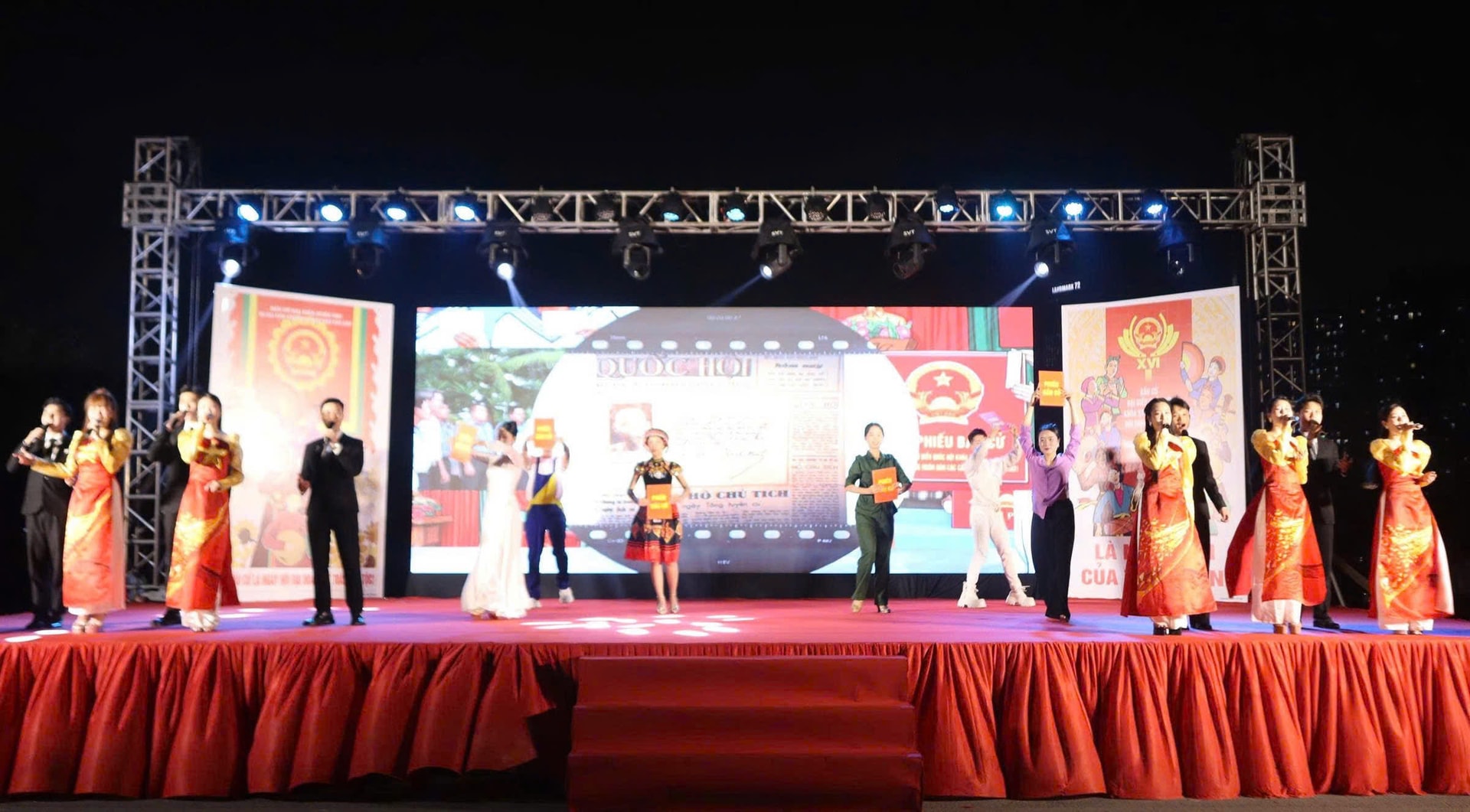 Niềm vui lan toả trong đêm nghệ thuật chào mừng thành công ngày bầu cử tại phường Từ Liêm- Ảnh 2.