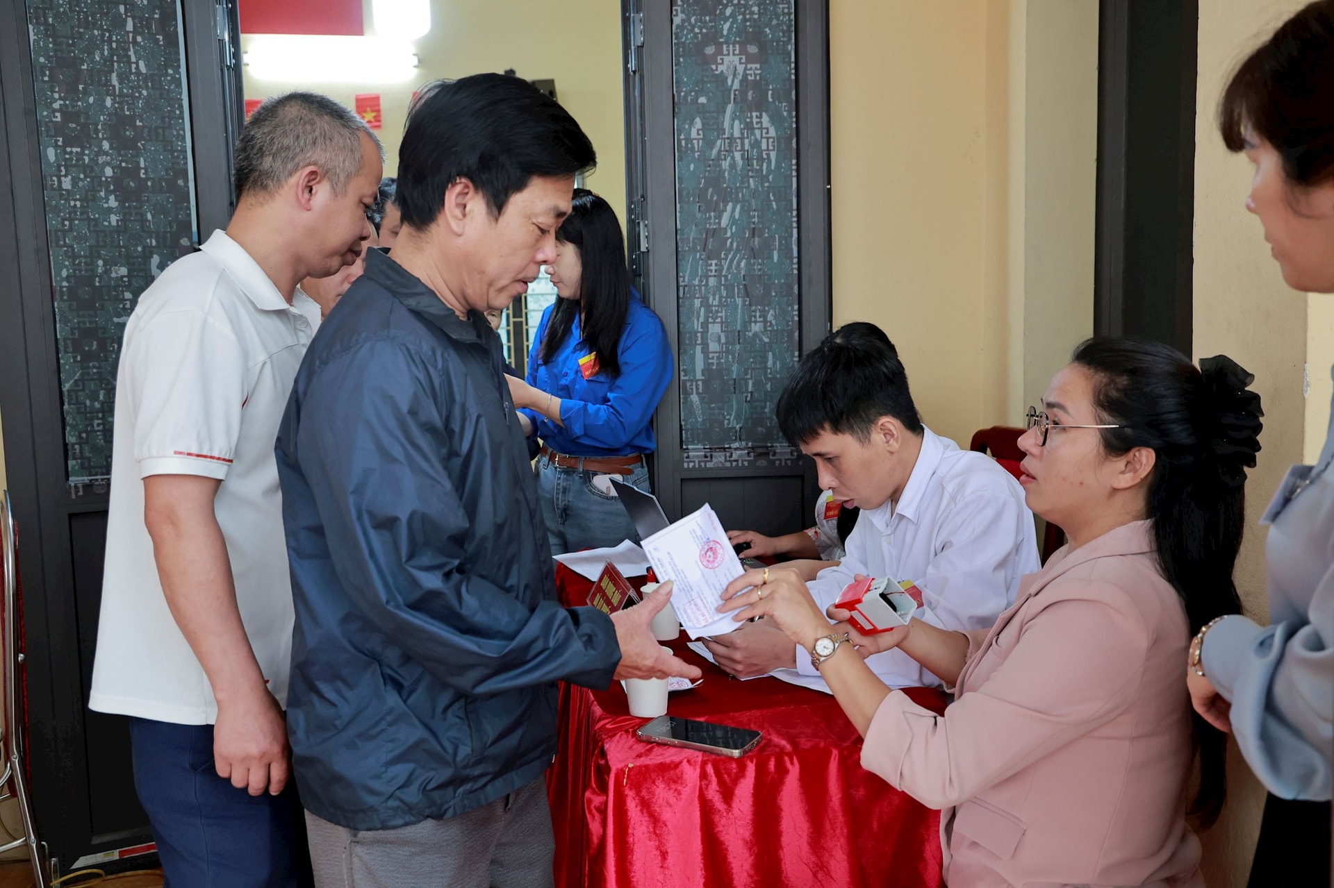 Cử tri xã Đa Phúc nô nức tham gia bầu cử đại biểu Quốc hội Khóa XVI và đại biểu HĐND các cấp- Ảnh 8.