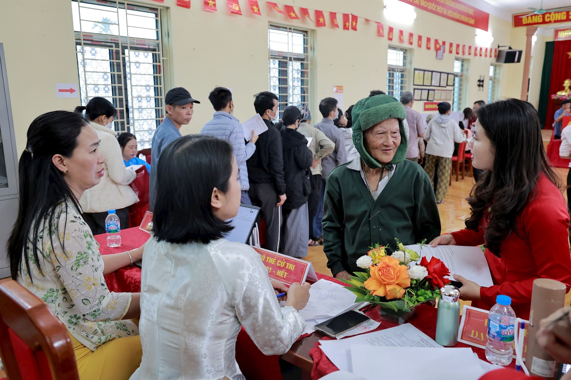 Cử tri xã Đa Phúc nô nức tham gia bầu cử đại biểu Quốc hội Khóa XVI và đại biểu HĐND các cấp- Ảnh 6.