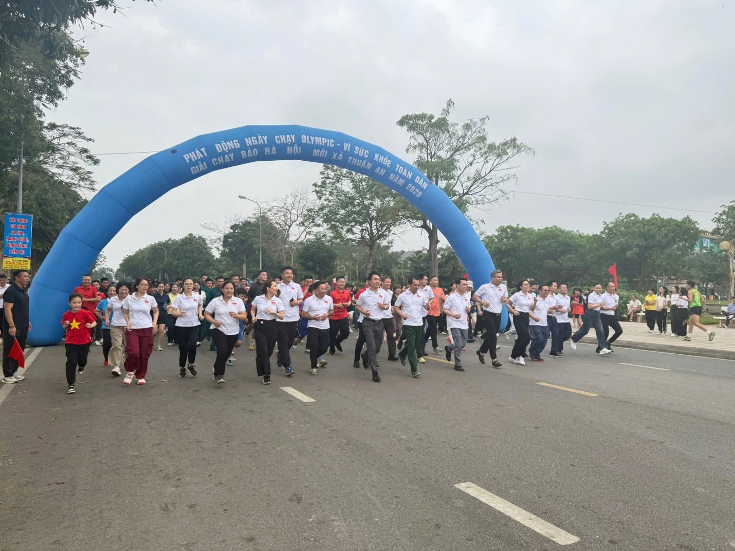 A group of people running under a blue arch  AI-generated content may be incorrect.