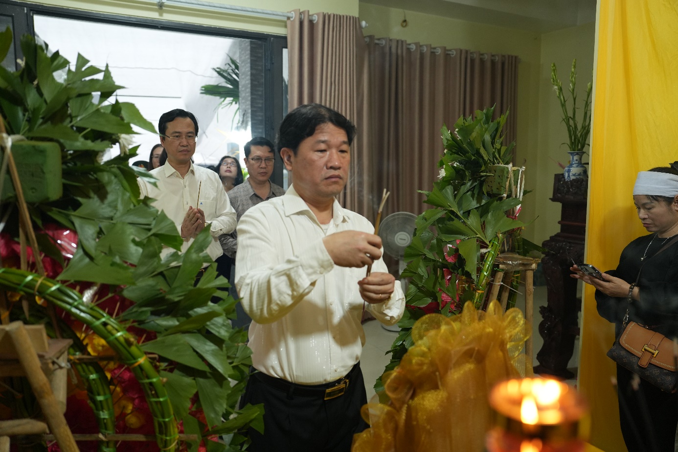 A group of people standing in a room  AI-generated content may be incorrect.