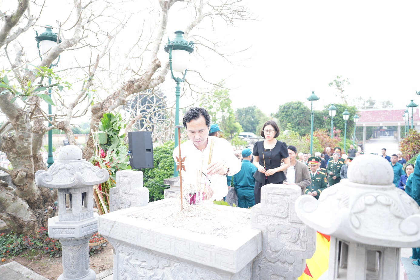 A person standing in front of a statue  AI-generated content may be incorrect.