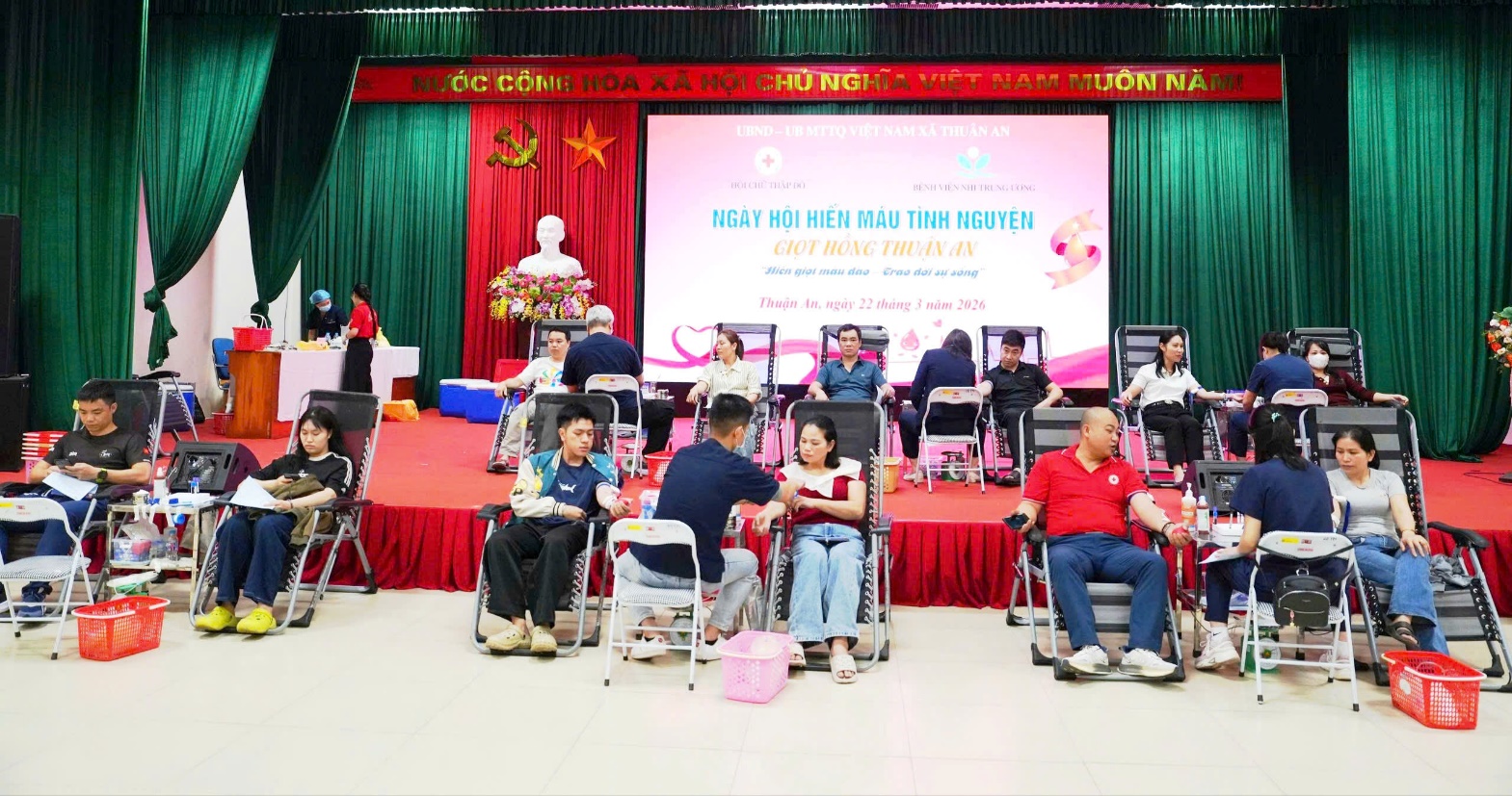 A group of people sitting in chairs  AI-generated content may be incorrect.