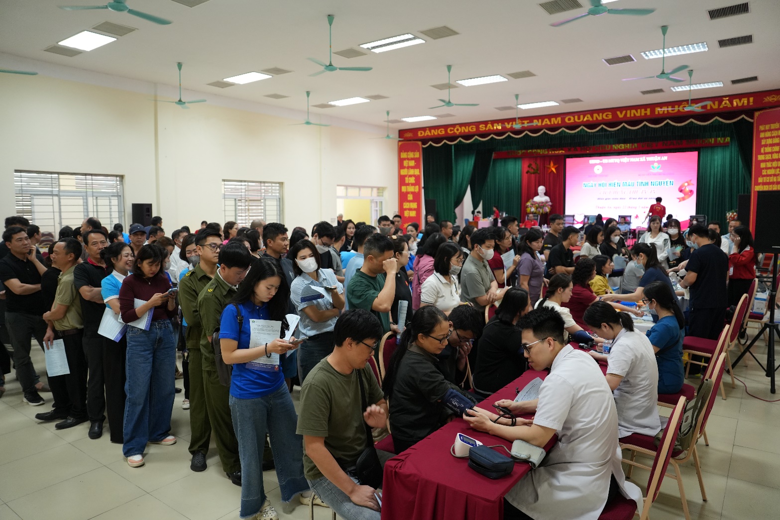 A group of people in a room  AI-generated content may be incorrect.