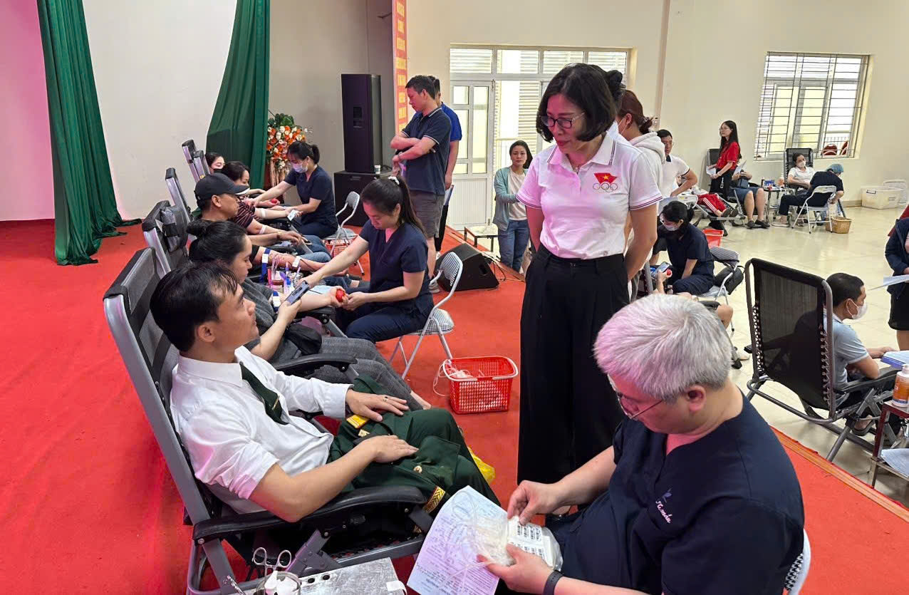 A group of people in a room  AI-generated content may be incorrect.