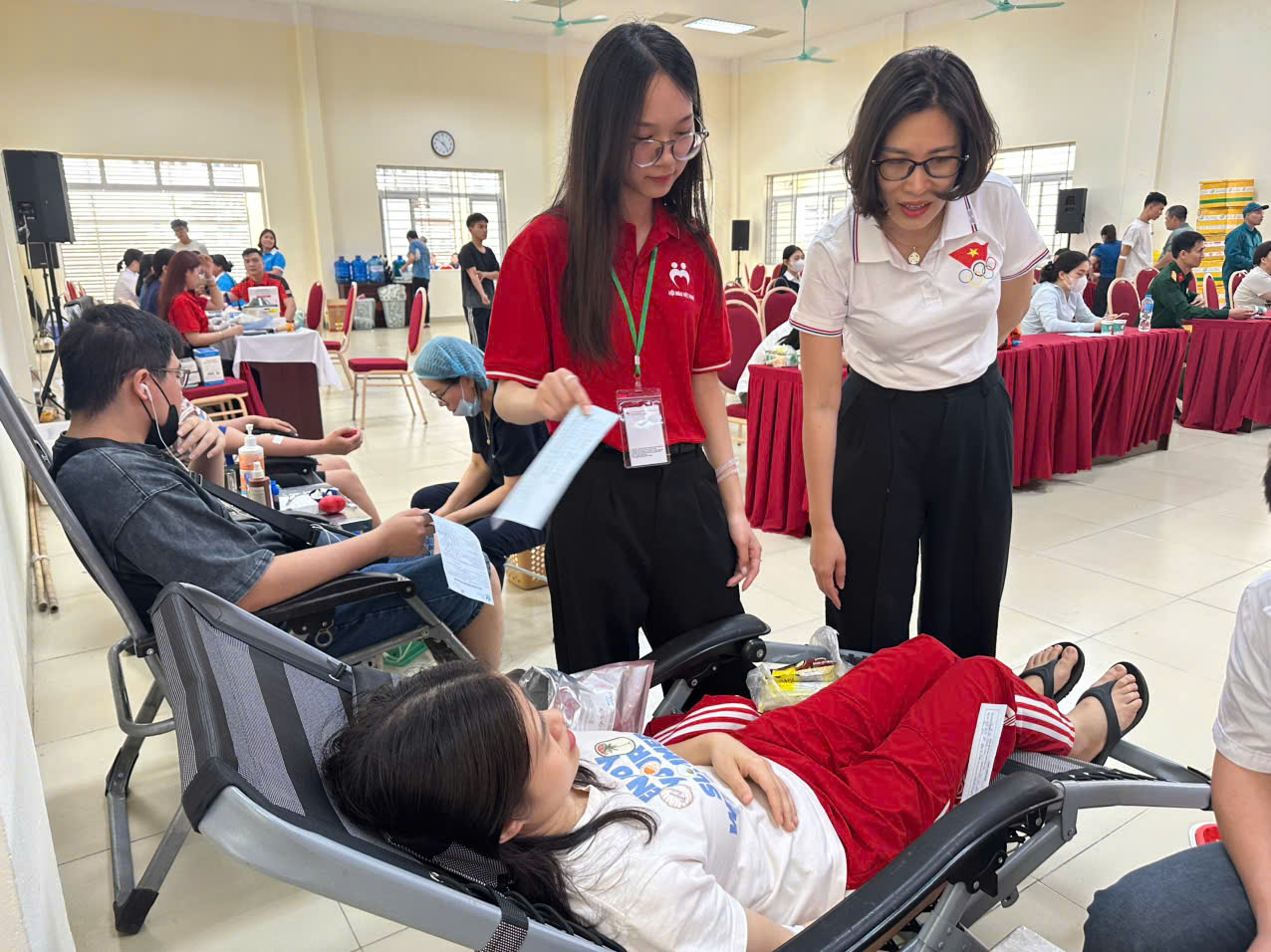 A group of people in a room  AI-generated content may be incorrect.