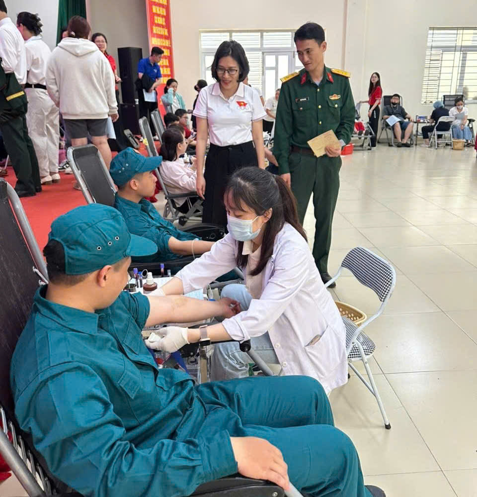 A group of people in a room  AI-generated content may be incorrect.