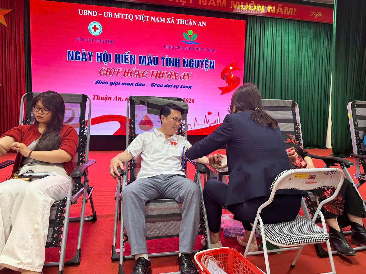 A group of people sitting in chairs  AI-generated content may be incorrect.