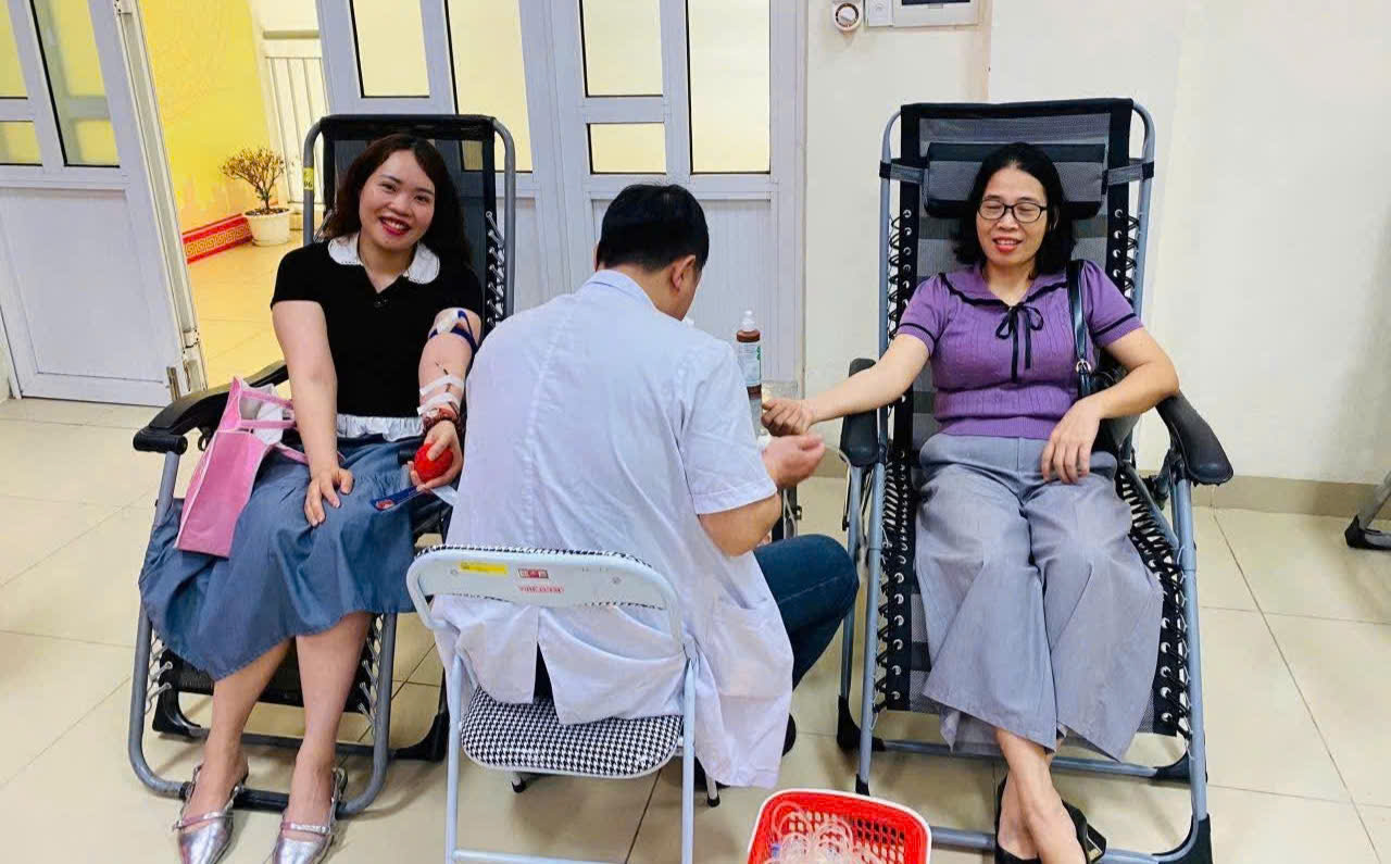 A group of people sitting in chairs  AI-generated content may be incorrect.