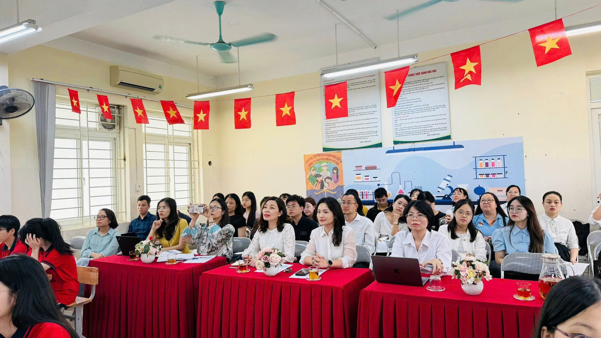 SINH HOẠT CHUYÊN MÔN CẤP PHƯỜNG: DẤU ẤN TỪ CHUYÊN ĐỀ "TAM GIÁC ĐỒNG DẠNG" LỚP 8 TẠI TRƯỜNG THCS DỊCH VỌNG HẬU- Ảnh 1.