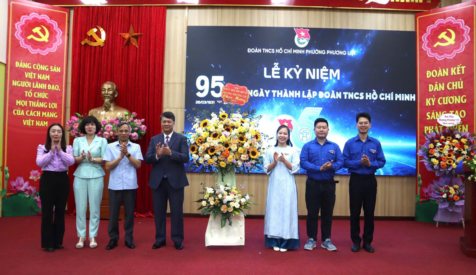 Có thể là hình ảnh về ‎cái bục và ‎văn bản cho biết '‎م ĐẮNG CÔNG SẢN NAM NGƯỜI LÀNH DAO, TỐ CHỨC MOI THÁNG LỢI CỦA CÁCH MANG VIỆT NAM ĐOÀN TNCS HỒ όc DOWNTNCSHÓCHIHINH.PHUONGPHUONG CHÍ MINH PHƯỜNG PHƯƠNG か 95 26/03/1831 26/03/1831 LỄKNIỆM LỄ KỲ NIỆM GÀY THÀNH BOÀN TNCS Hό CHÍ MINH ĐOÀN KẾT DÂN CHỦ κy CƯƠNG SANGEA SAN DNG EN‎'‎‎