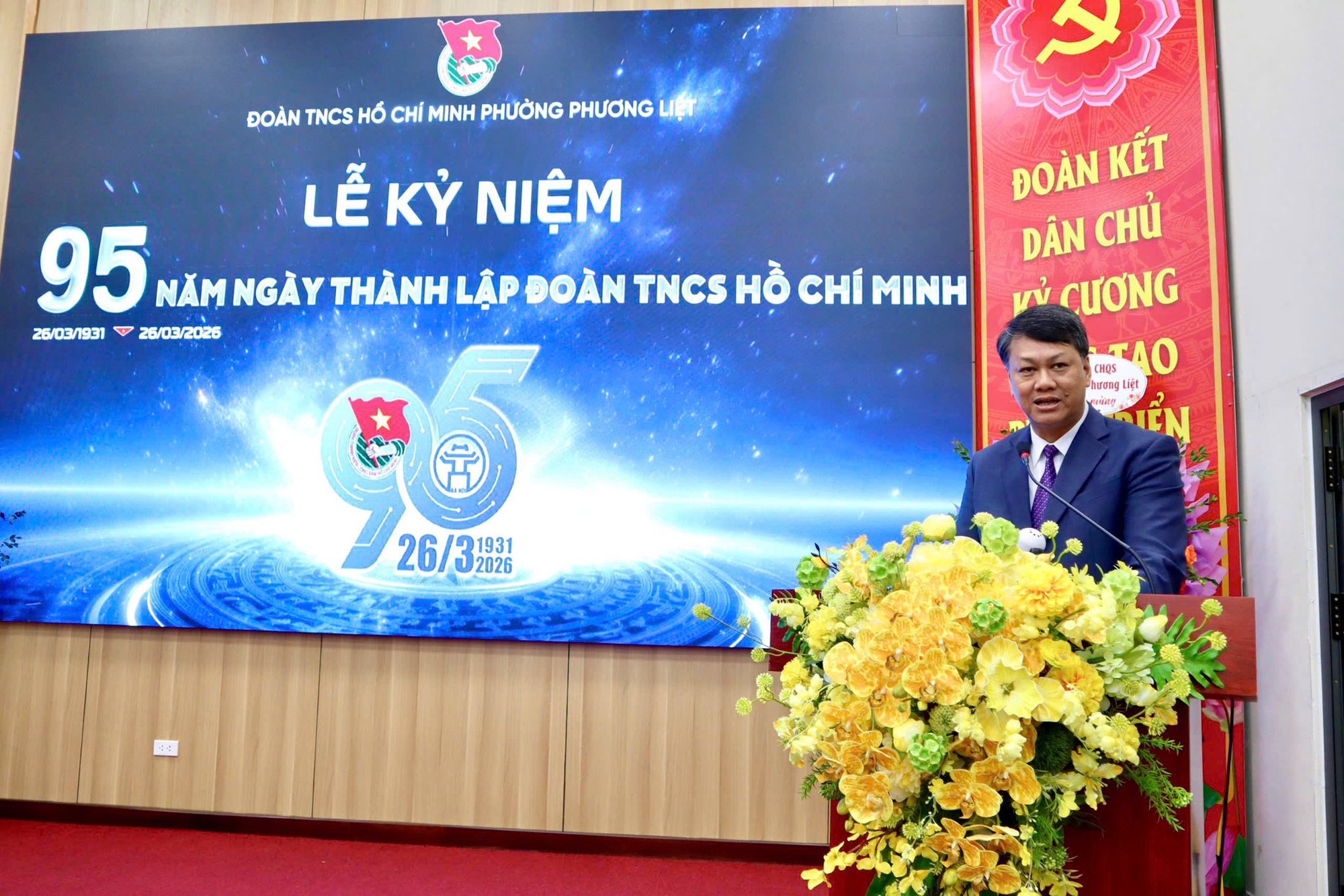 Có thể là hình ảnh về cái bục và văn bản cho biết 'ĐOÀN TNCS H6 CHÍ MINH PHƯỜNG PHƯƠNG LỄ κ' NIỆM 95 NĂMNGÀY THÀNH LẬP ĐOÀN TNCS HỒ CHÍ MINH 25/03/1931 28/03/193125/03/2026 25/03/2026 5 मੇ 26/3 1931 2026 ĐOÀN KẾT DAN CHỦ γύ CƯƠNG CHOS TAO bương'